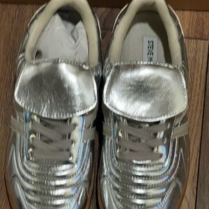 Steve Madden Madrid Silver Metallic Sneakers 7.5